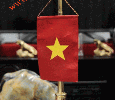 Cột cờ đồng để bàn mạ vàng cao 45cm – quà tặng vip