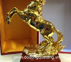 Ý nghĩa ngựa phi nước đại mạ vàng – quà biếu sếp