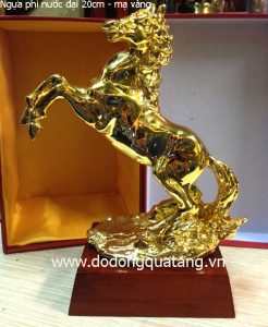 Ý nghĩa ngựa phi nước đại mạ vàng – quà biếu sếp