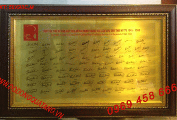 Tranh bộ sưu tập 79 chữ ký của Bác được quan chức treo phòng làm việc