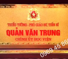 Đồ đồng Việt nhận sản xuất biển chức danh bằng đồng mạ vàng 24k