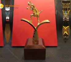 CUP Vinh danh, trao thưởng biểu tượng Kangaroo của công ty du lịch cao 30cm