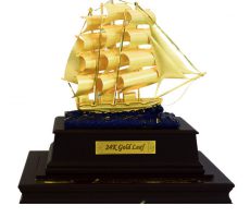Hộp thuyền buồm mạ vàng cao 23 cm để bàn quà tặng