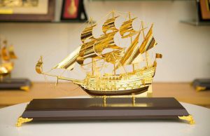 Thuyền buồm mạ vàng 50 cm để bàn trang trí