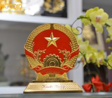 Quốc huy Việt Nam bằng đồng mạ vàng cỡ nhỏ làm quà tặng