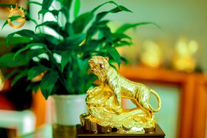 Quà tặng sếp Tết 2022- tượng hổ vàng sơn lâm phú quý