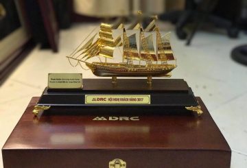 Thuyền buồm vàng 24k cỡ 30 cm, 50 cm để bàn