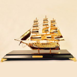 Qùa tặng thuyền buồm mạ vàng 30 cm để bàn làm việc