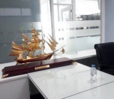 Mô hình thuyền buồm mạ vàng dài 1m trưng bày công ty