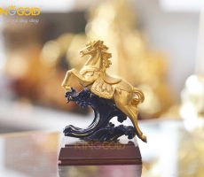 Tượng ngựa mạ vàng phi nước đại làm quà dành tặng người tuổi Ngọ